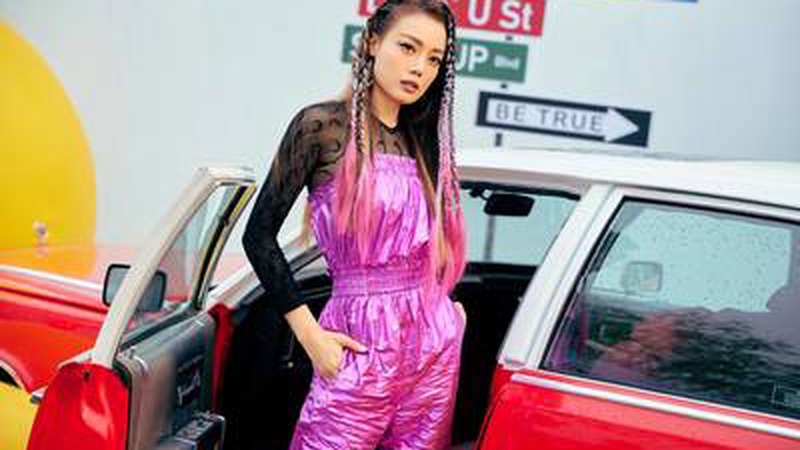 李斯丹妮曾沛慈《乘风2026》帮唱，搂腰互动引爆全网期待